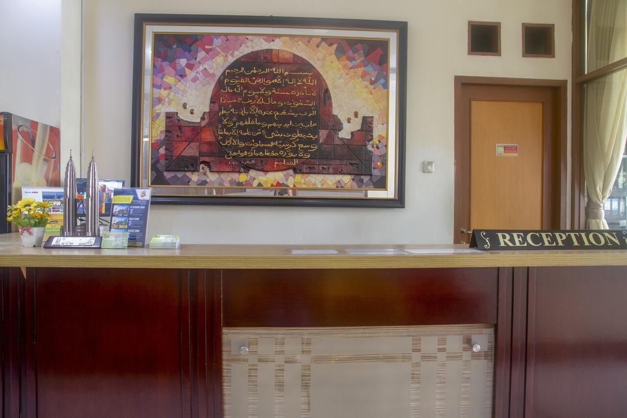Отель Oyo 3894 Karunia Muslim Syariah Джакарта Экстерьер фото