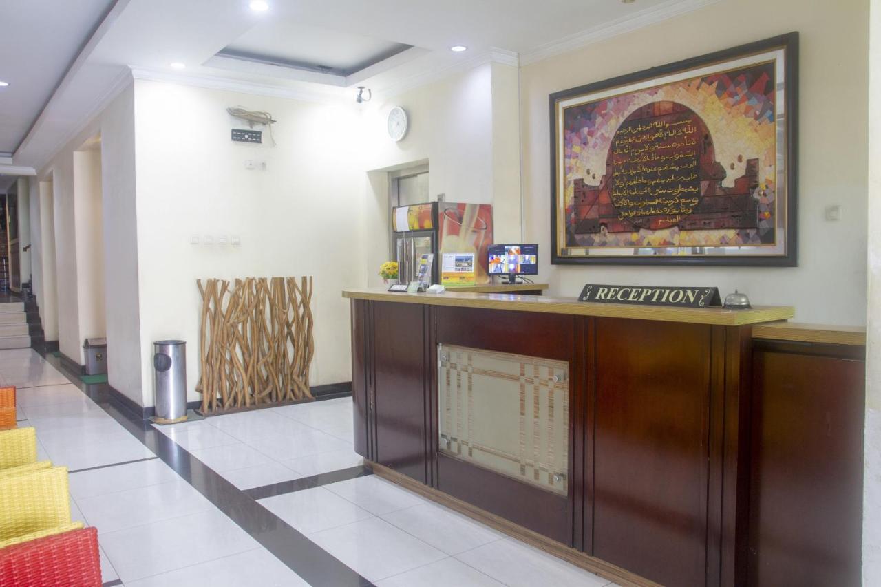 Отель Oyo 3894 Karunia Muslim Syariah Джакарта Экстерьер фото